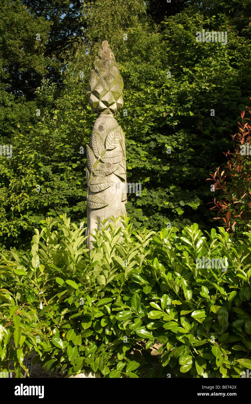 Totem pole in woodland hi-res stock photography and images - Alamy