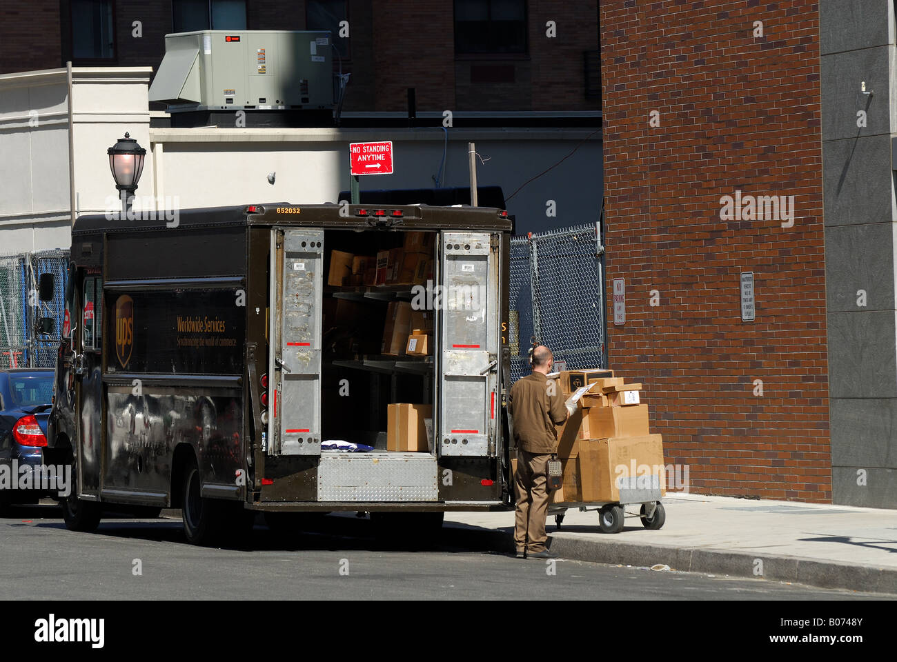 Ups delivery man hires stock photography and images Alamy