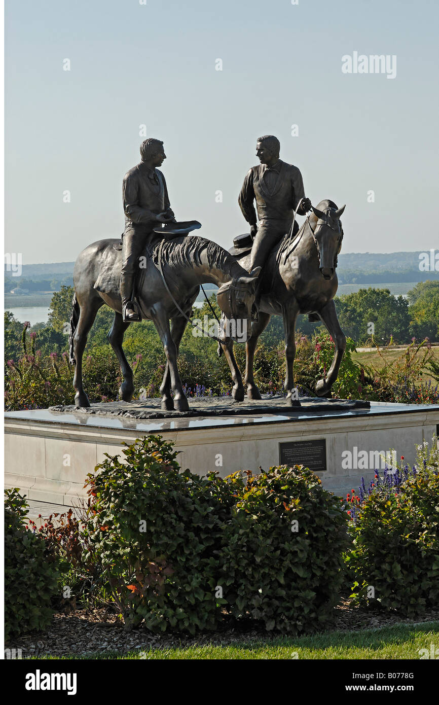 Statue of Joseph and Hyrum Smith depicting day Smith left the