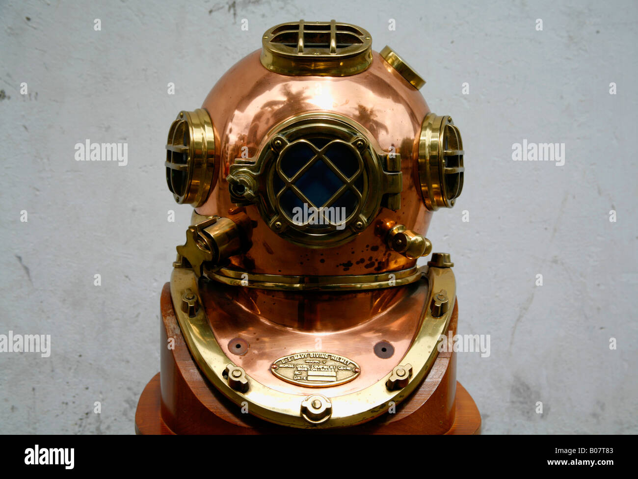Diving bell hires stock photography and images Alamy