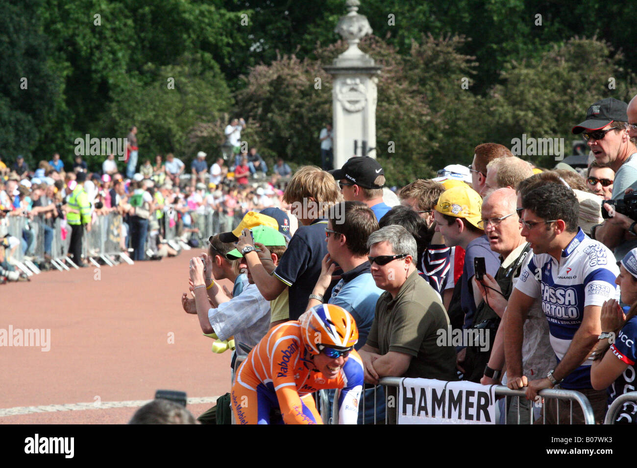 Rabobank racing cyclist outside Buckingham Palace in the 2007 Tour de France prologue Stock Photo