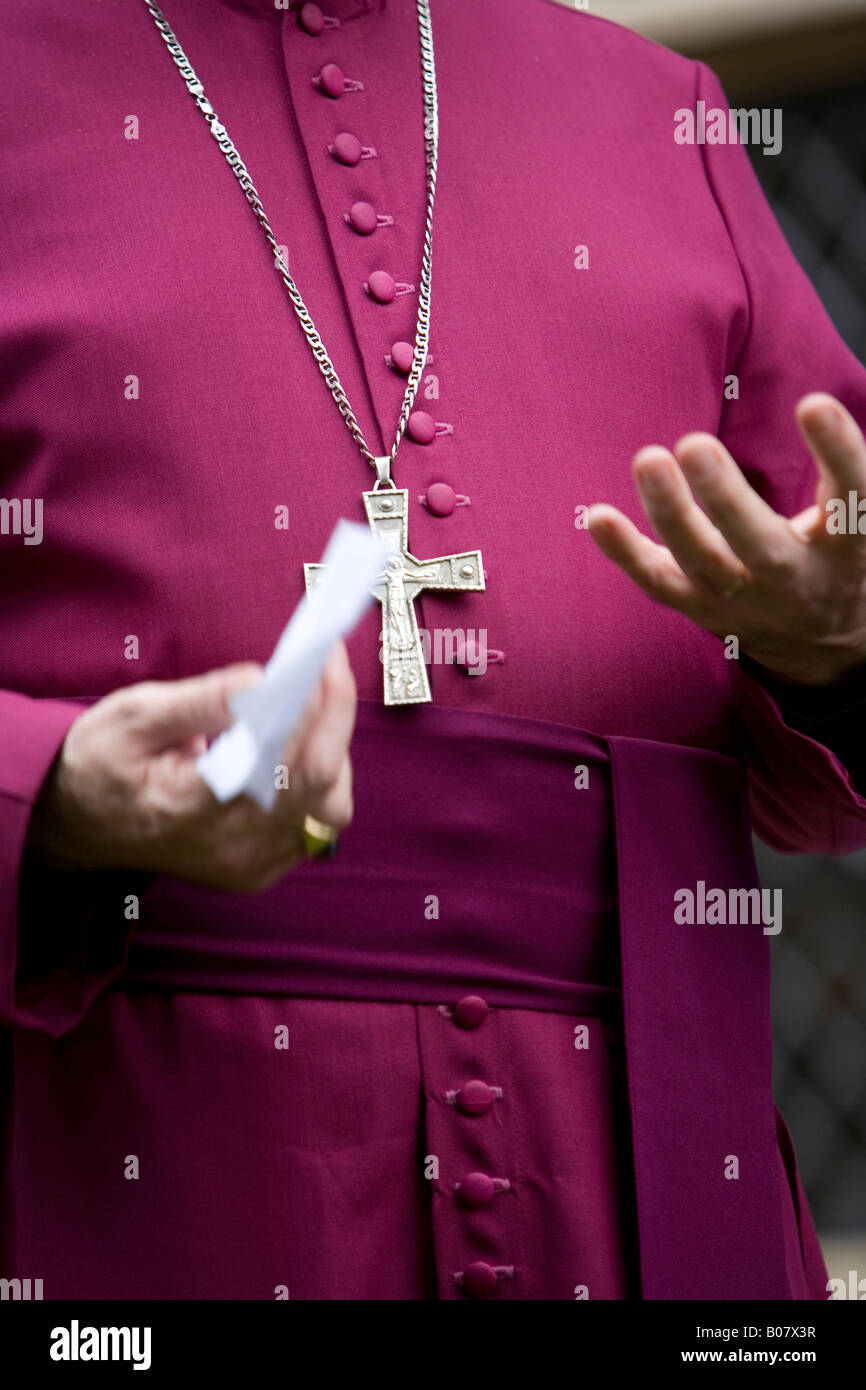 Close Up hands fingers crucifix purple cassock of Archbishop of Canterbrury Rowan Williams head of Anglican Communion Stock Photo