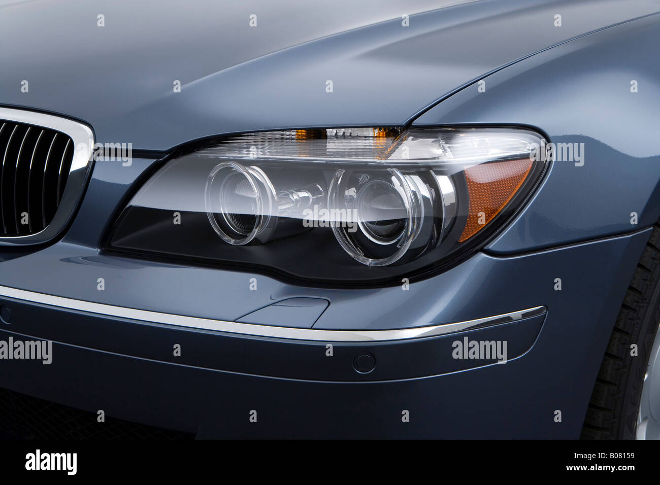 2008 BMW 7-series 750Li in Beige - Headlight Stock Photo - Alamy