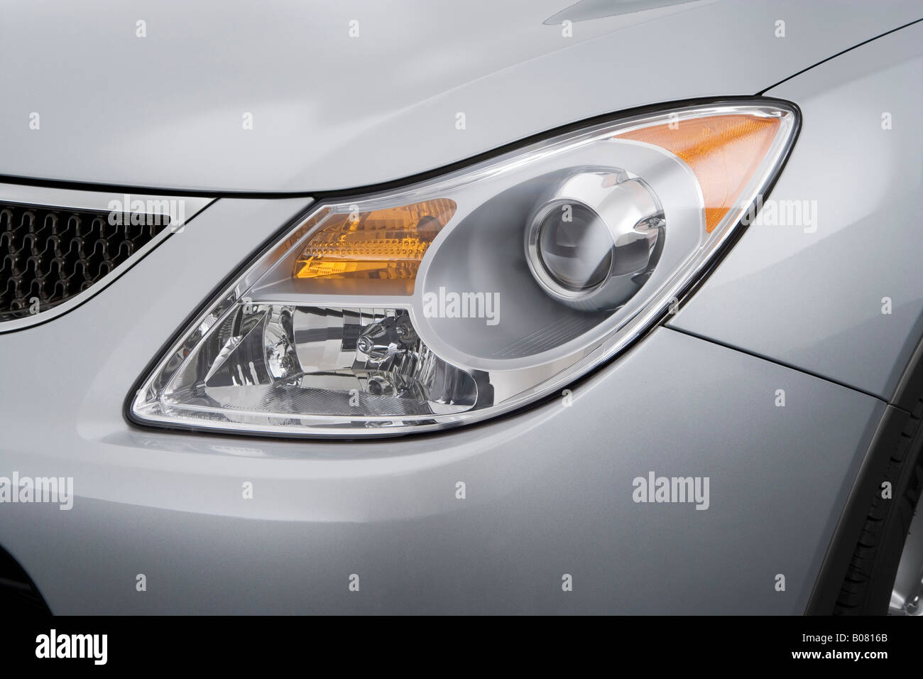 2008 Hyundai Veracruz Limited in Gray - Headlight Stock Photo - Alamy