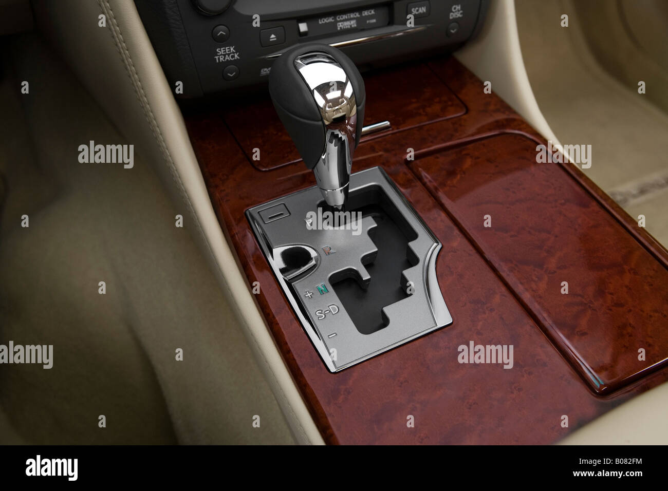 08 Lexus Gs Gs350 In Red Gear Shifter Center Console Stock Photo Alamy