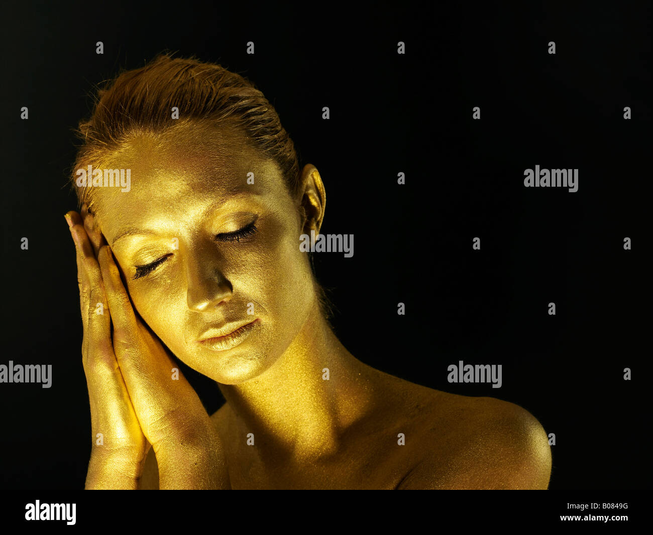 Gold body paint hi-res stock photography and images - Alamy