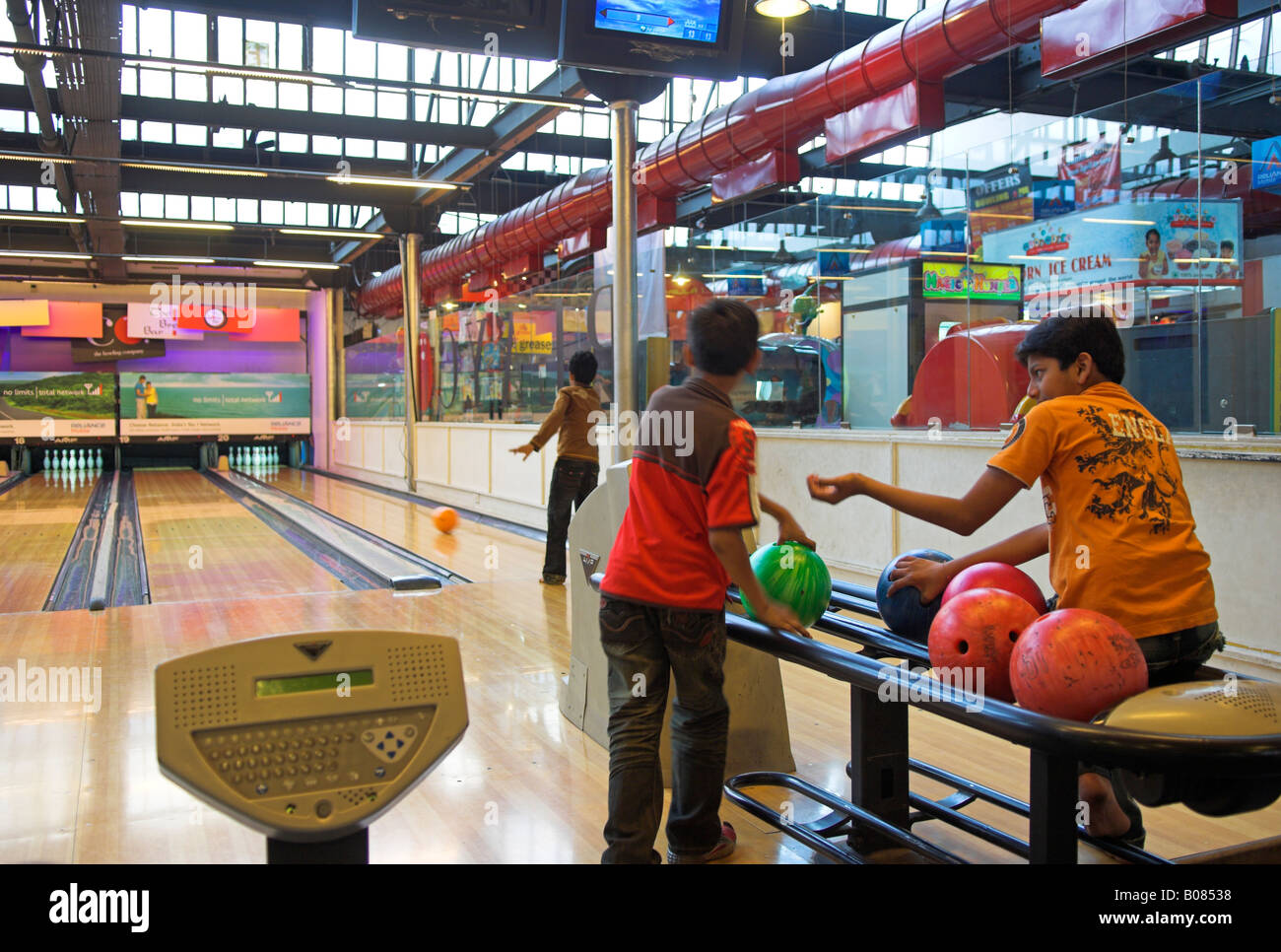 Kids in arcade with "10 pin" [bowling alley] Stock Photo Alamy