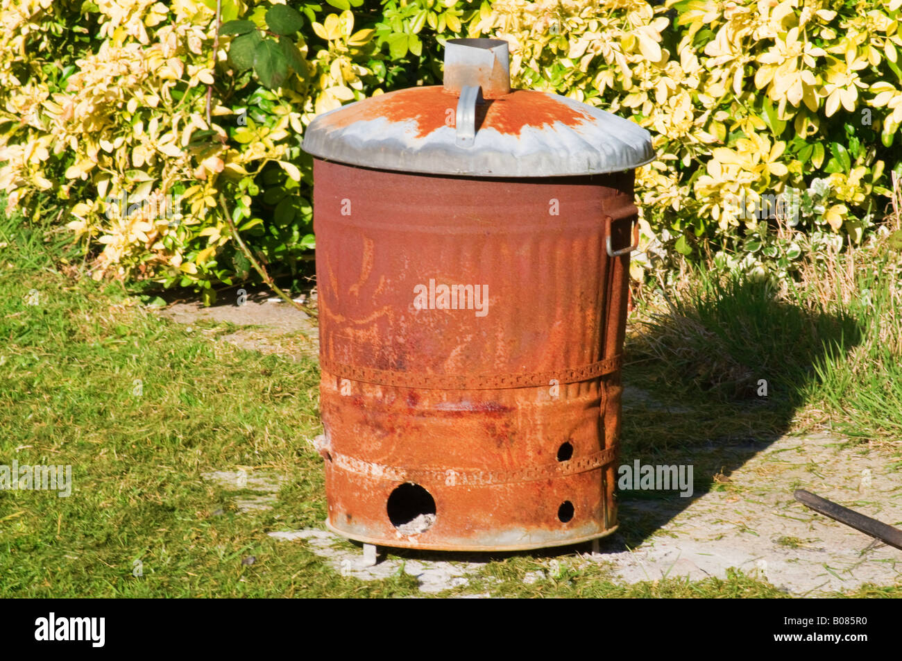 https://c8.alamy.com/comp/B085R0/rusty-old-garden-incinerator-B085R0.jpg