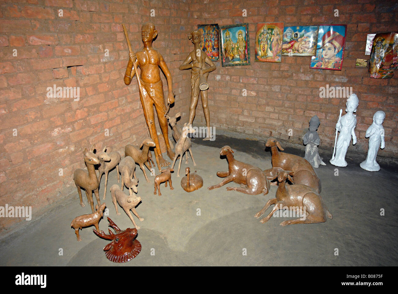 displaying-paper-mache-art-work-created-by-warli-tribals-stock-photo