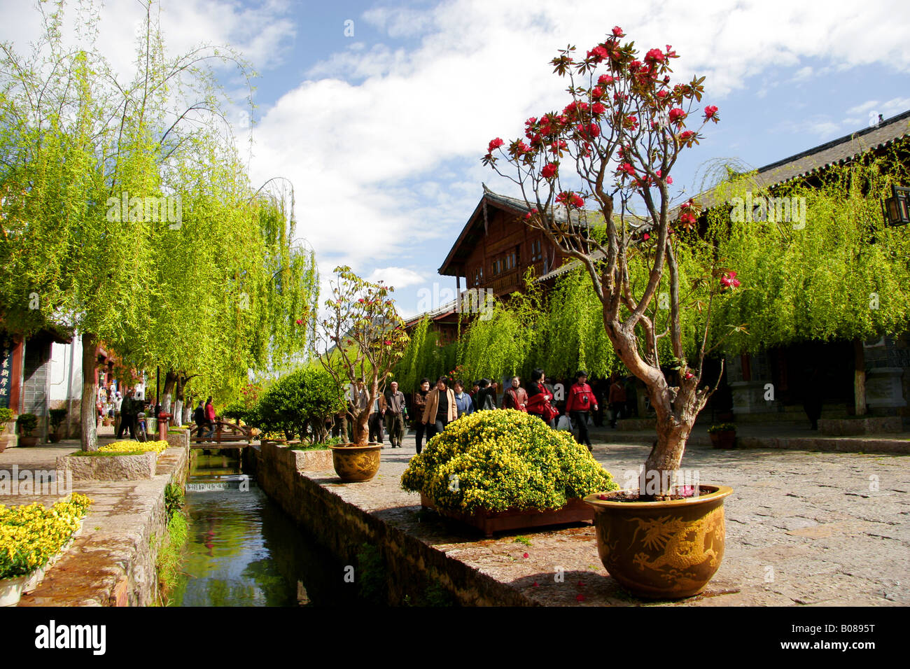 Main street of Lijiang Old Town, in China’s Yunnan Province Stock Photo ...