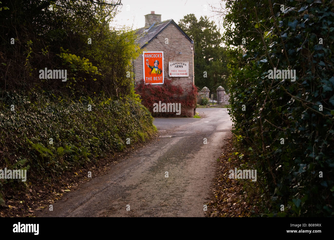 Carpenters Arms public house down narrow country lane Walterstone Herefordshire England UK EU with old HANCOCK'S beer sign Stock Photo