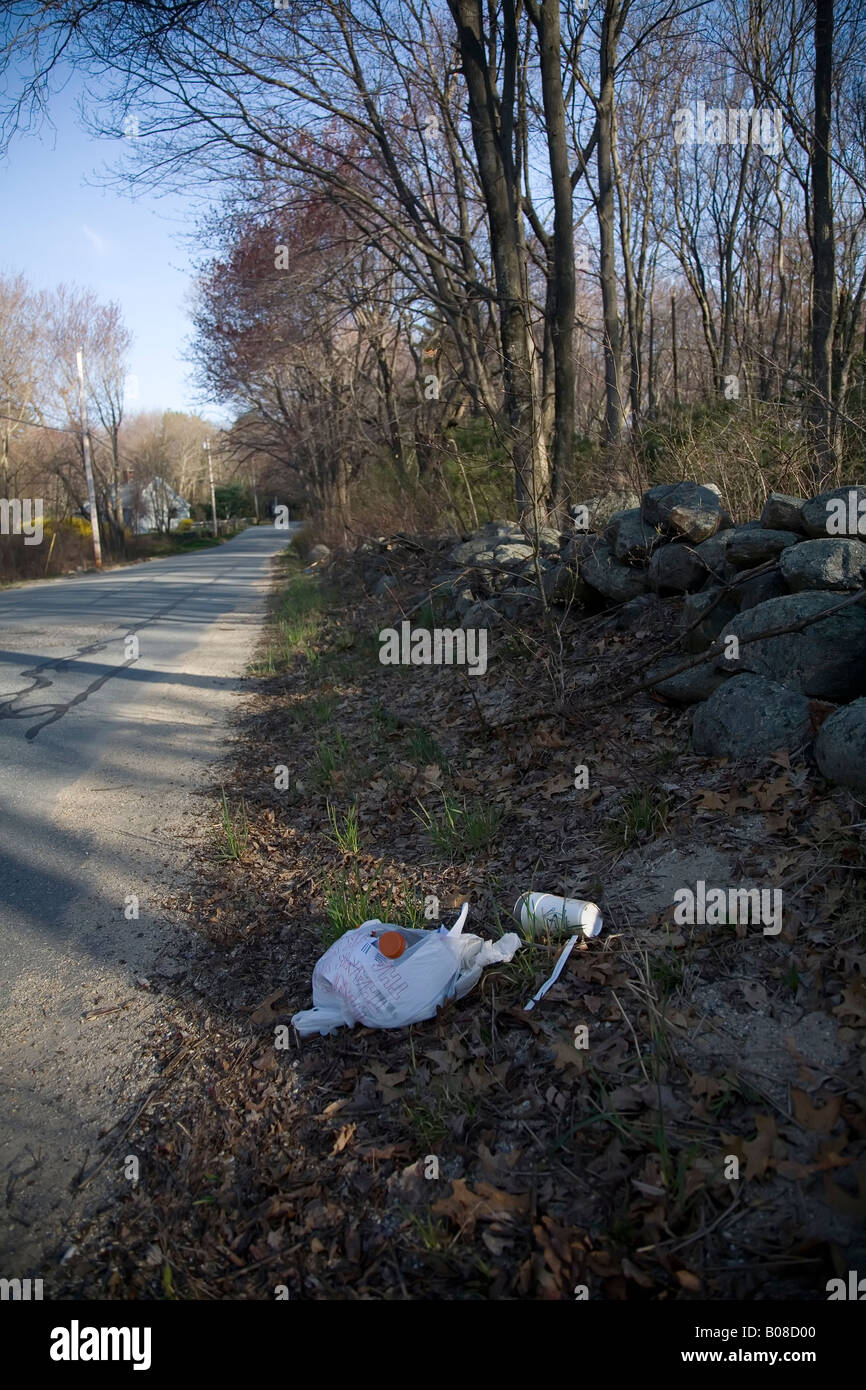 Side of the road litter hi-res stock photography and images - Alamy