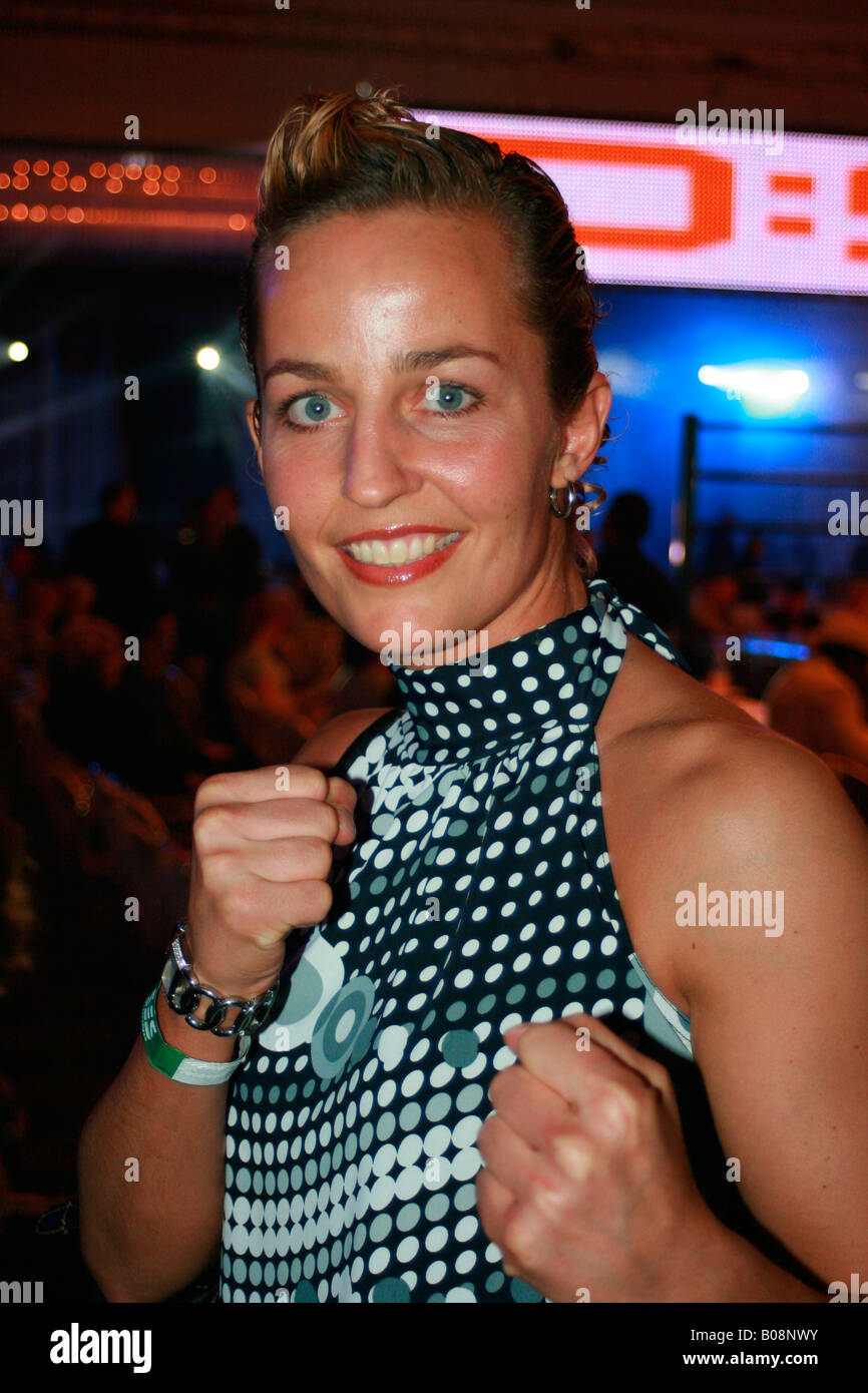 Former World Champion Esther Shouten in evening dress and boxing pose at the seven-time world champion fight between Natascha R Stock Photo