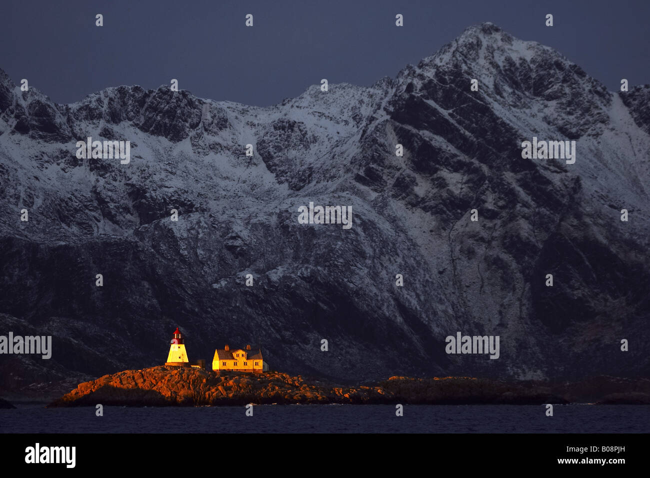 Lighthouse In Kabelv g Lofoten Islands Hi res Stock Photography And 
