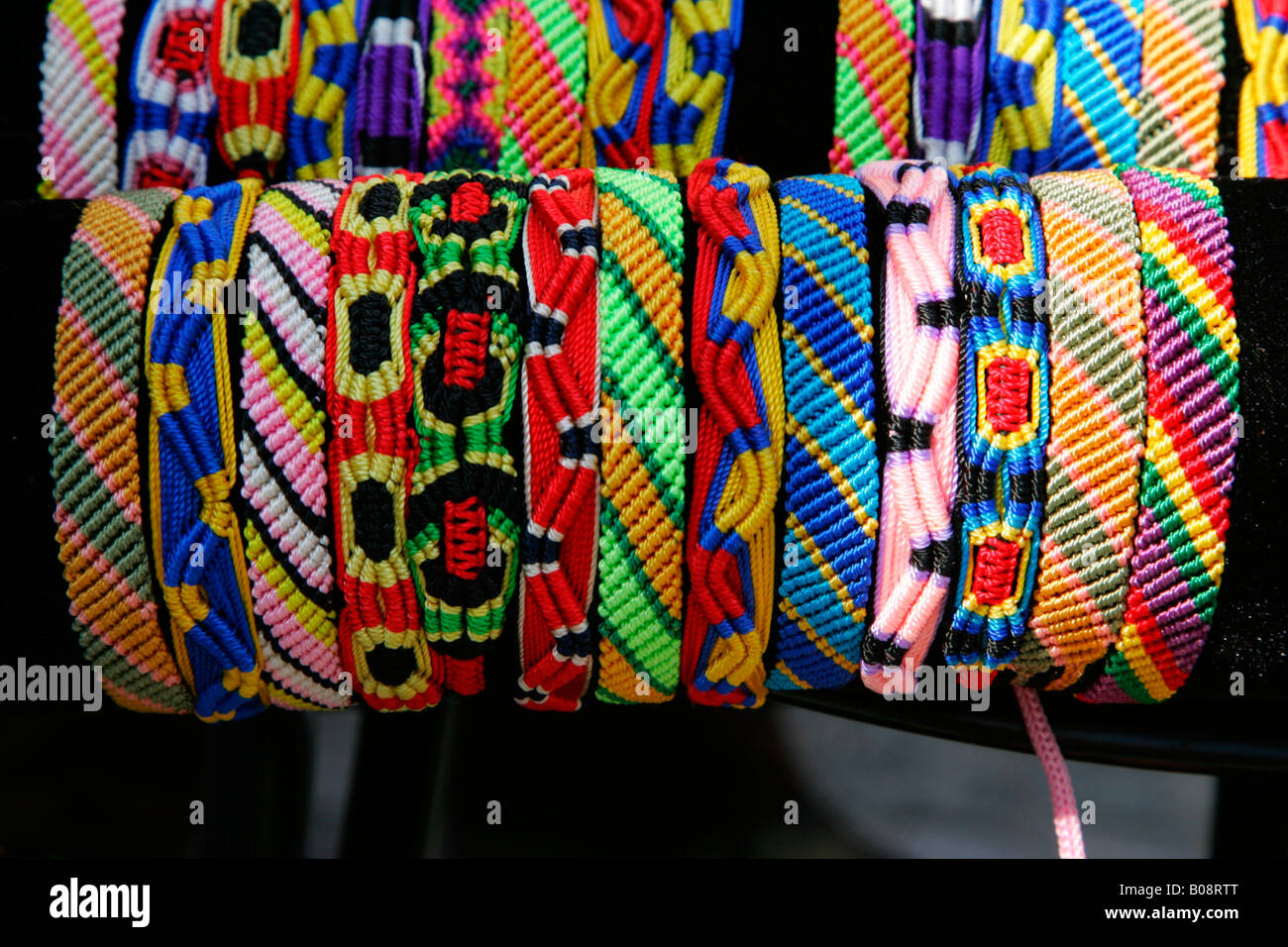 Encanto colorido letras para pulseras joyas artesanales Fotografía de stock  - Alamy