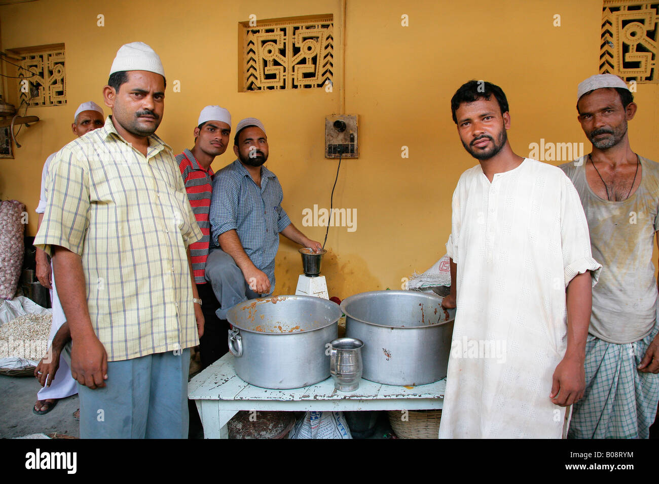 Men cooking, Bareilly, Uttar Pradesh, India, Asia Stock Photo