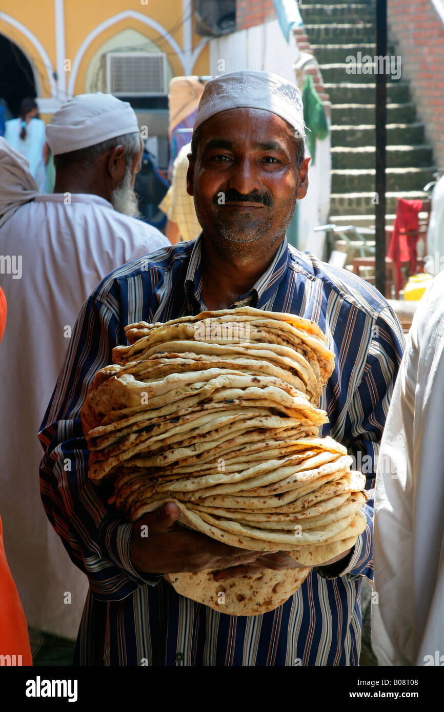 Man carrying naan bread, Bareilly, Uttar Pradesh, India, Asia Stock Photo