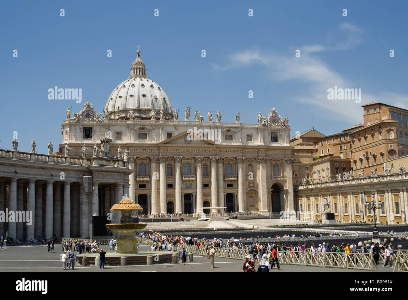 Piazza San Pietro (Saint Peter's Square) with the Basilica and the Palazzi Vaticani (Apostolic Palace), Vatican City Stock Photo