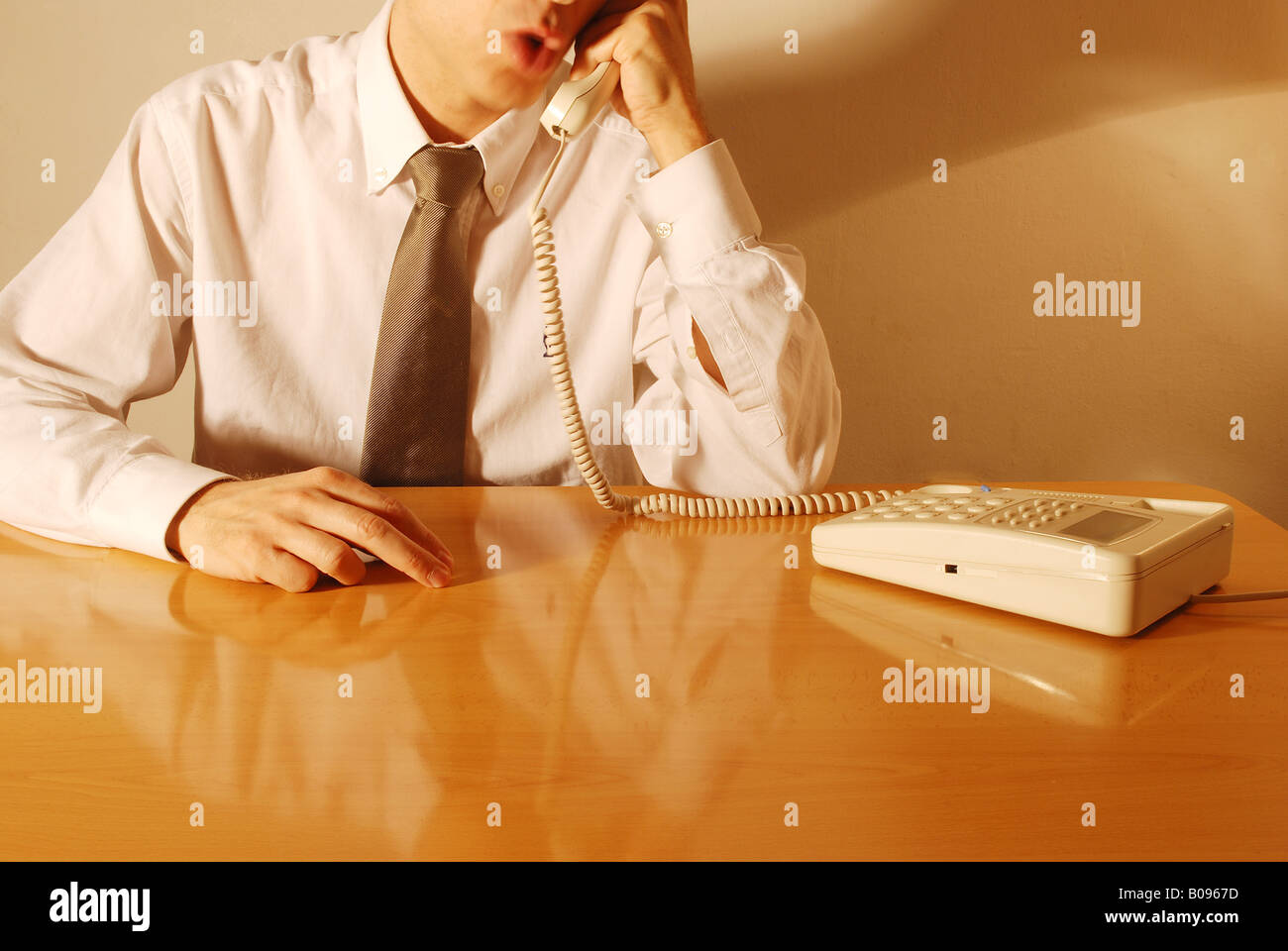 Téléphone de conversation hires stock photography and images Alamy