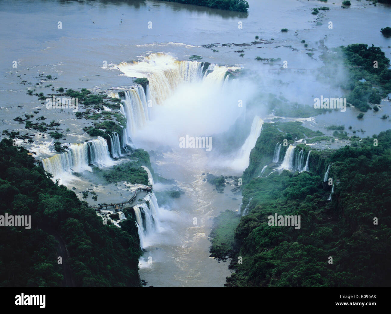 South America, Brazil, Argentina, Igwacu, Igwacu Falls, Igwazu, Igwazu Falls. Igwacu Falls thunder into the Igwacu River below. Stock Photo