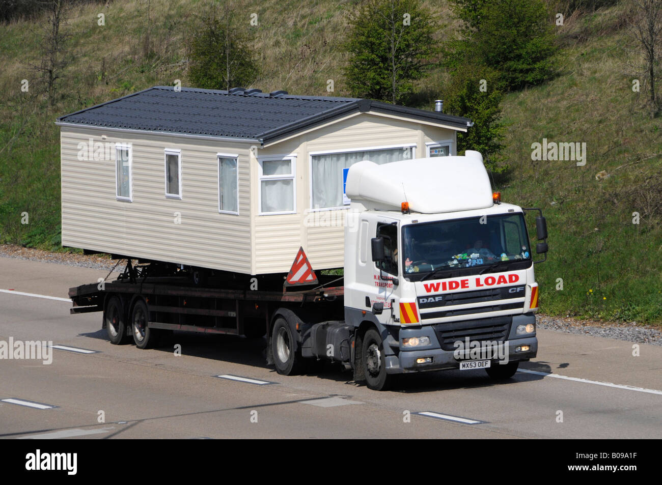 M25 motorway DAF lorry with wide load prefabricated mobile home Stock Photo