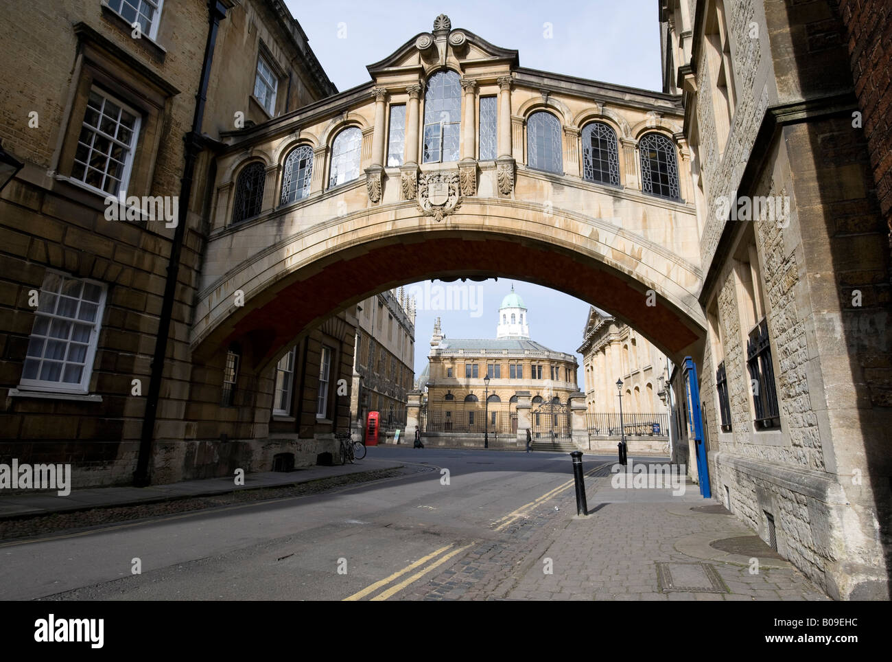 Hertford College 'Bridge of Sighs' which links the Colleges Old and New Quads with The Sheldonian Theatre in the background Stock Photo