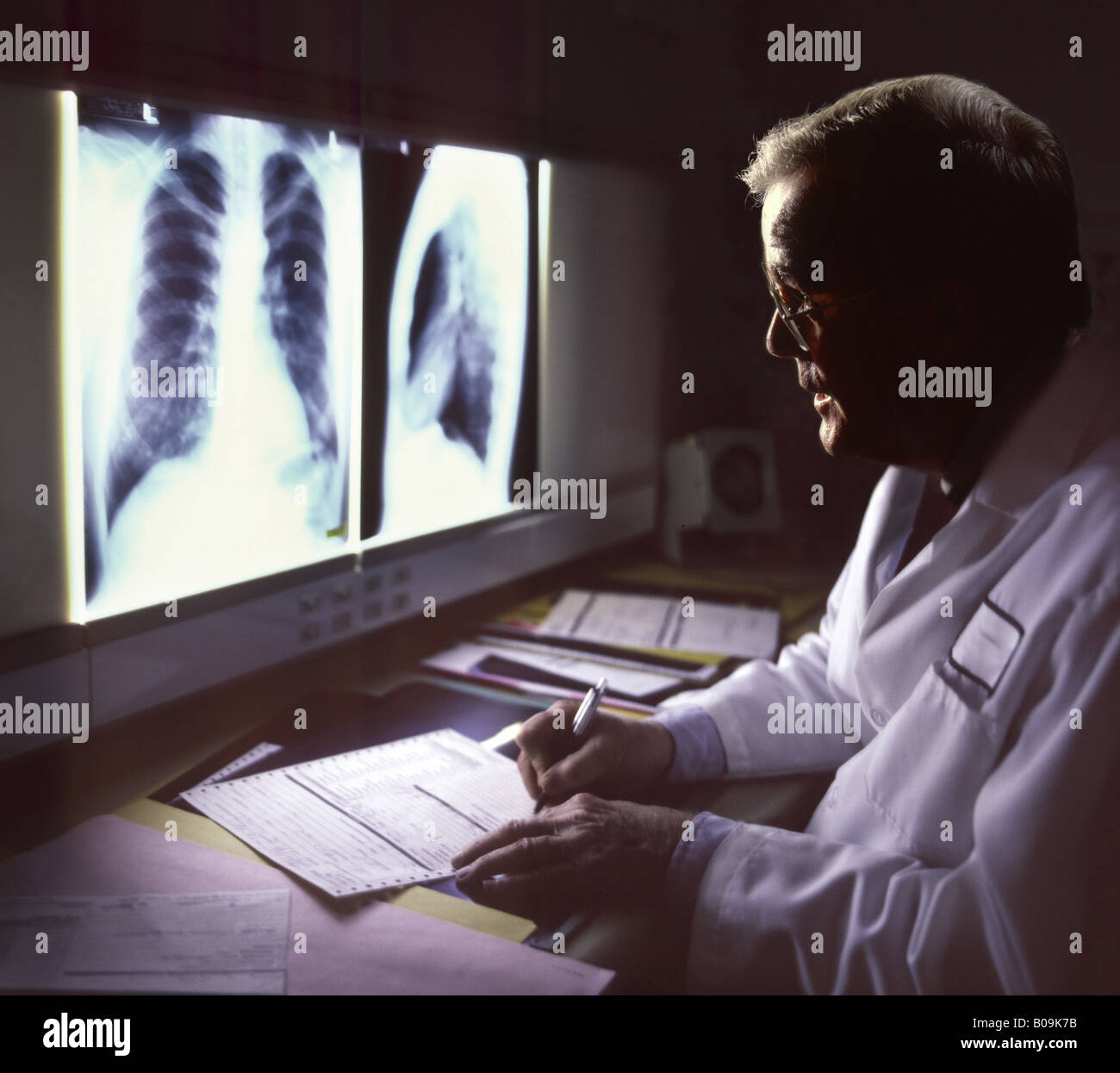 Doctor viewing xray hi-res stock photography and images - Alamy