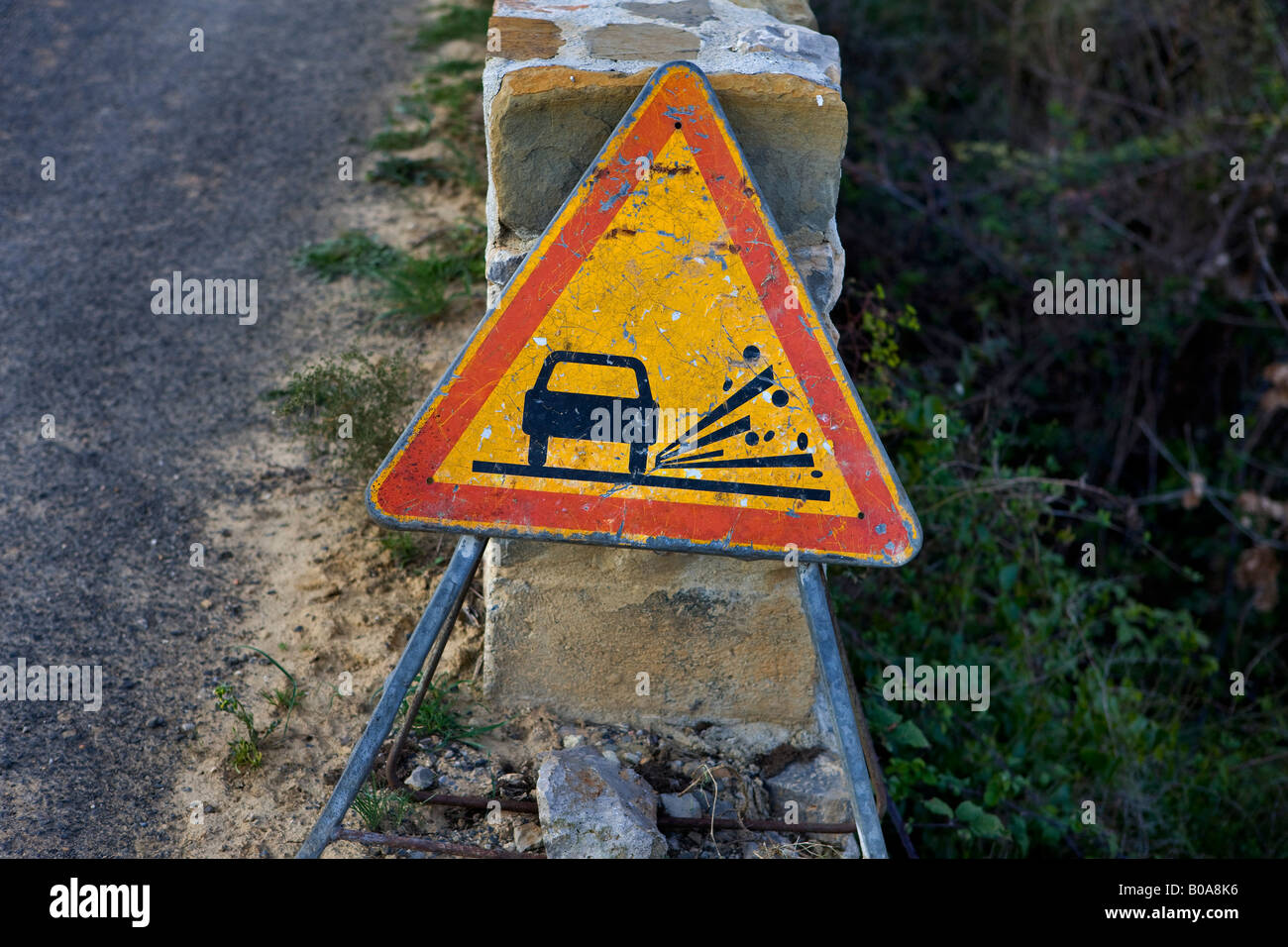 Yellow triangle warning sign hi-res stock photography and images - Alamy