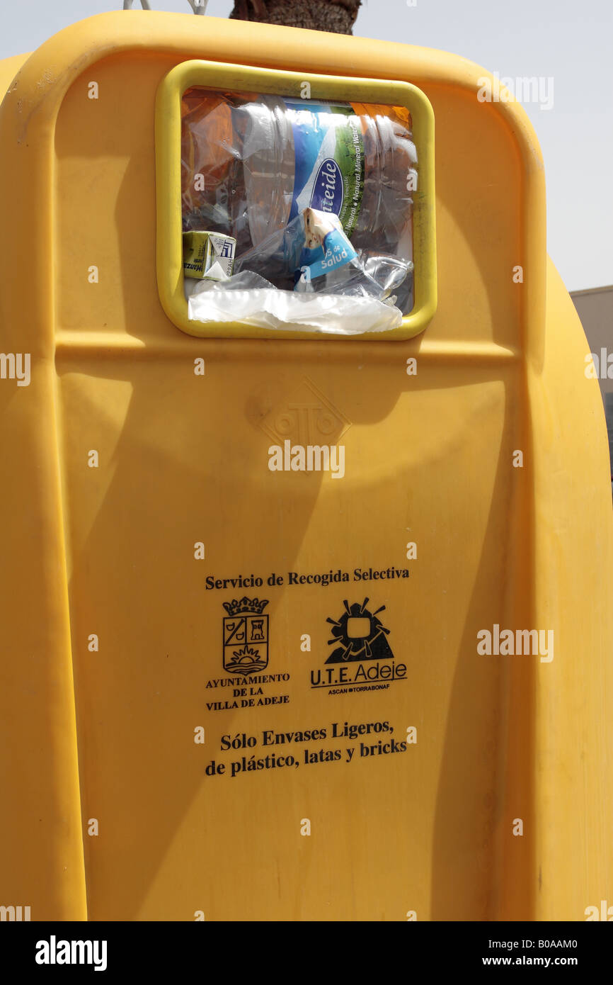 Container for depositing recyclable waste for plastic and brik cartons