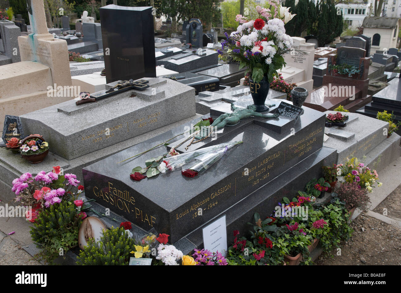 The grave of Edith Piaf in Père Lachaise Cemetery Paris ...
