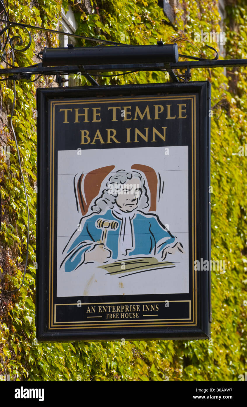Pub sign in temple bar hi-res stock photography and images - Alamy