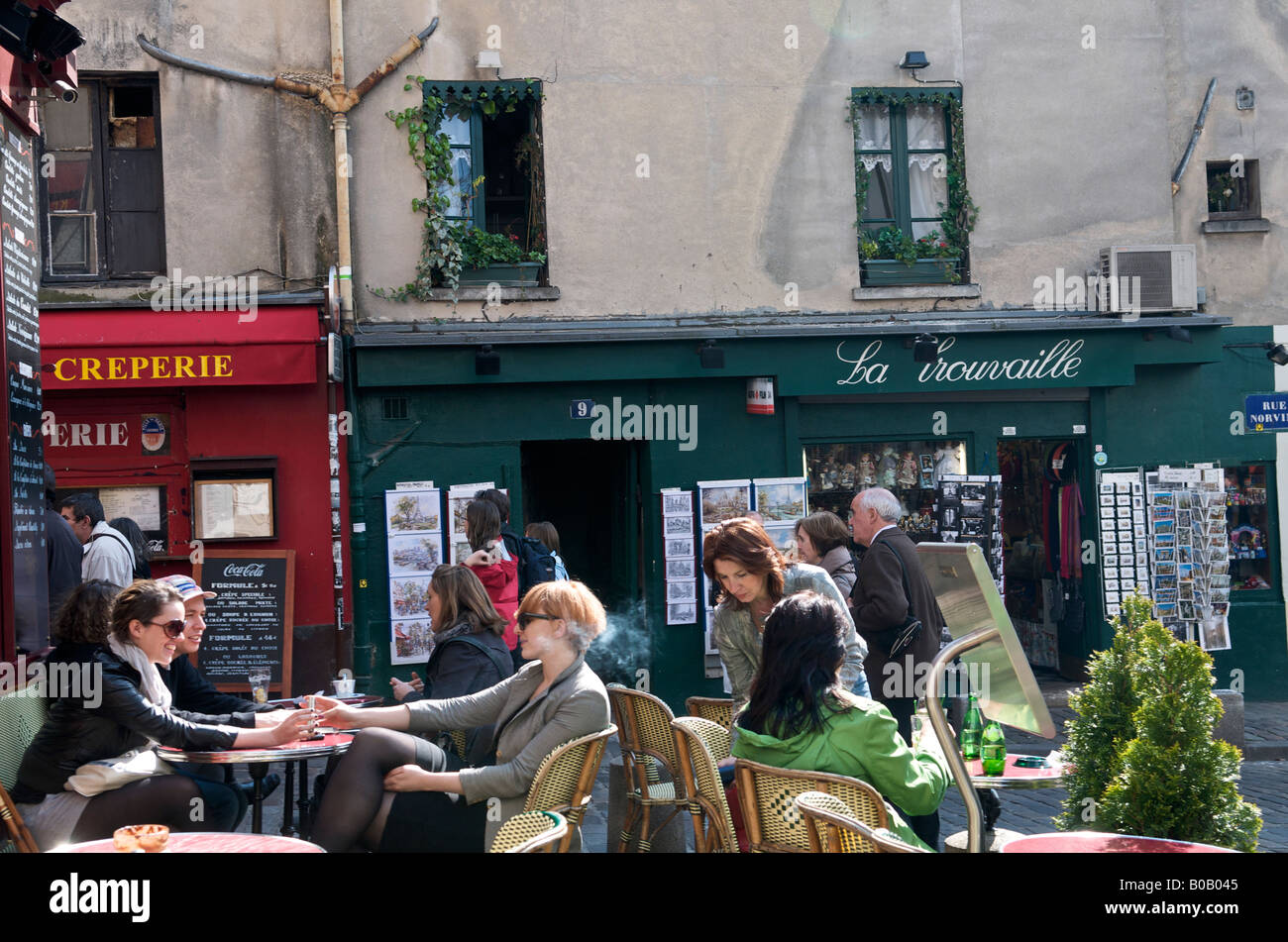 Sitting out at Le Consulat restaurant at Montmatre in Paris Stock Photo