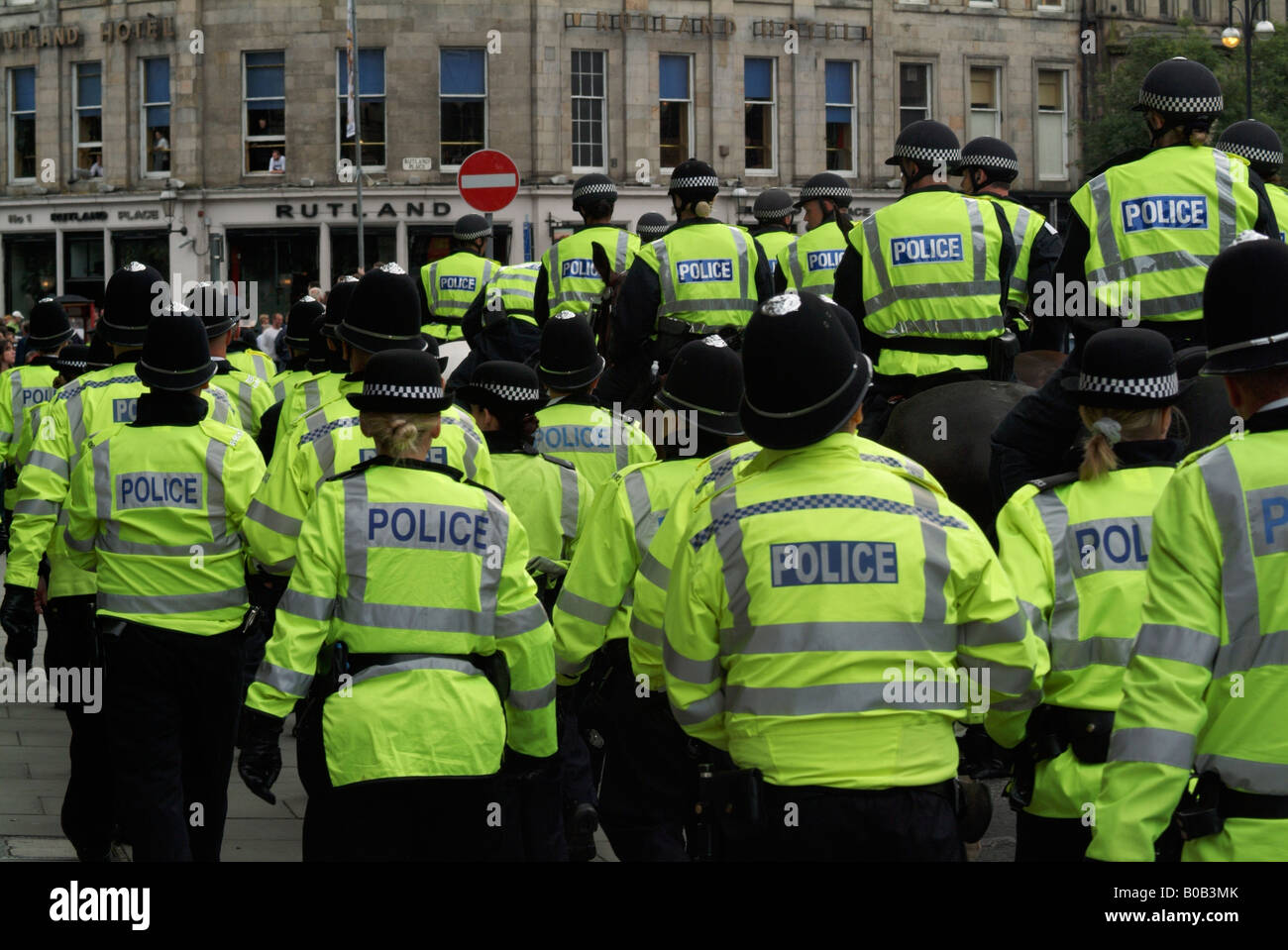 Mounted and unmounted police preparing for action on Hope Street, Edinburgh. Stock Photo