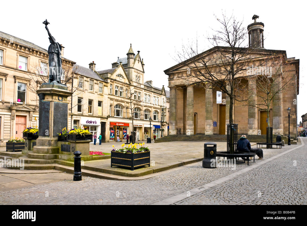 High Street Elgin Moray Scotland with War Memorial left and St. Giles Church right Stock Photo