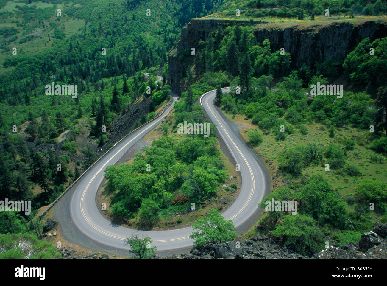 NA, USA, Oregon. Horseshoe bend of highway 30 from Rowena Plateau Stock