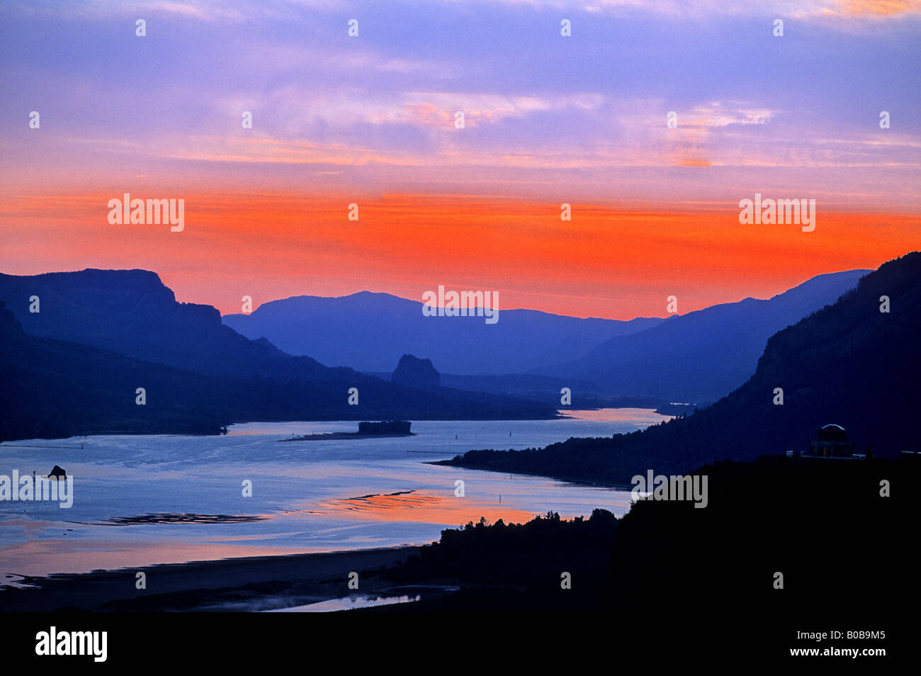 Sunrise over the Columbia w the Columbia river below Oregon USA