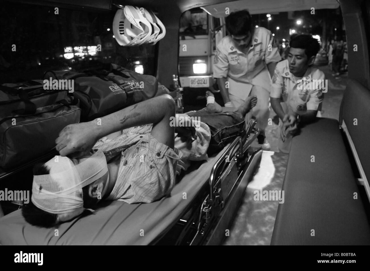 ruamkatanyu foundation (bodysnatchers) assisting injured motorcyclist, bangkok , thailand Stock Photo