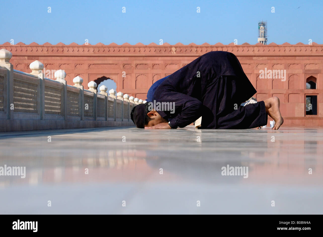 Badshahi Mosque stands across the Hazuri Bagh from Lahore Fort. Pakistan. Muslim worshippers. Stock Photo