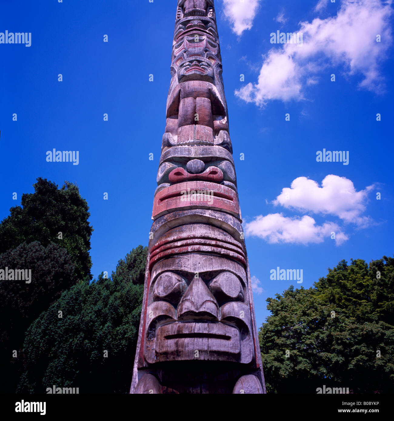 Kwakwaka'wakw (Kwakiutl) Totem Pole, Kitsilano, Vancouver, BC, British Columbia, Canada - Hadden Park at Maritime Museum Stock Photo