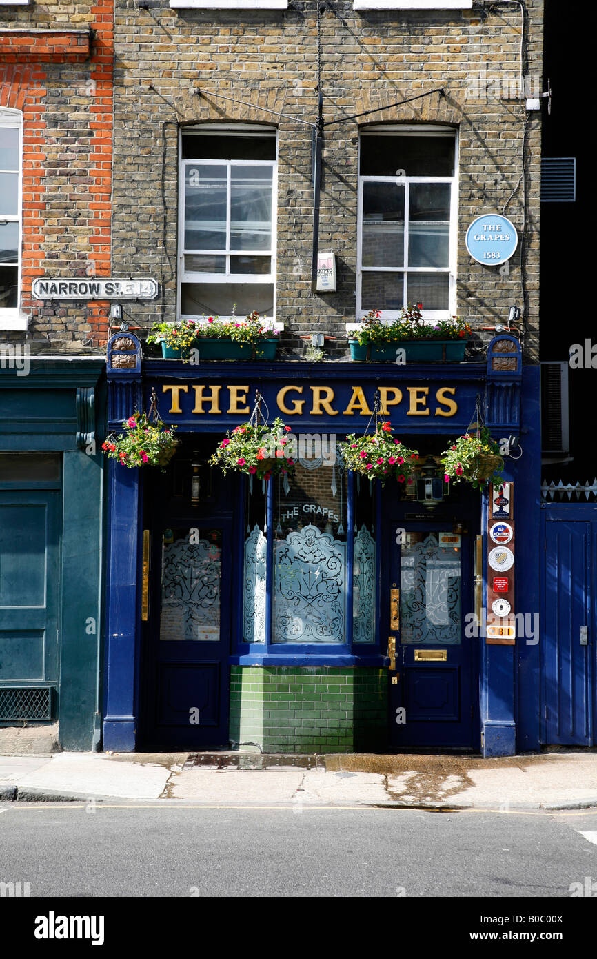 The Grapes pub on Narrow Street, Limehouse, London Stock Photo