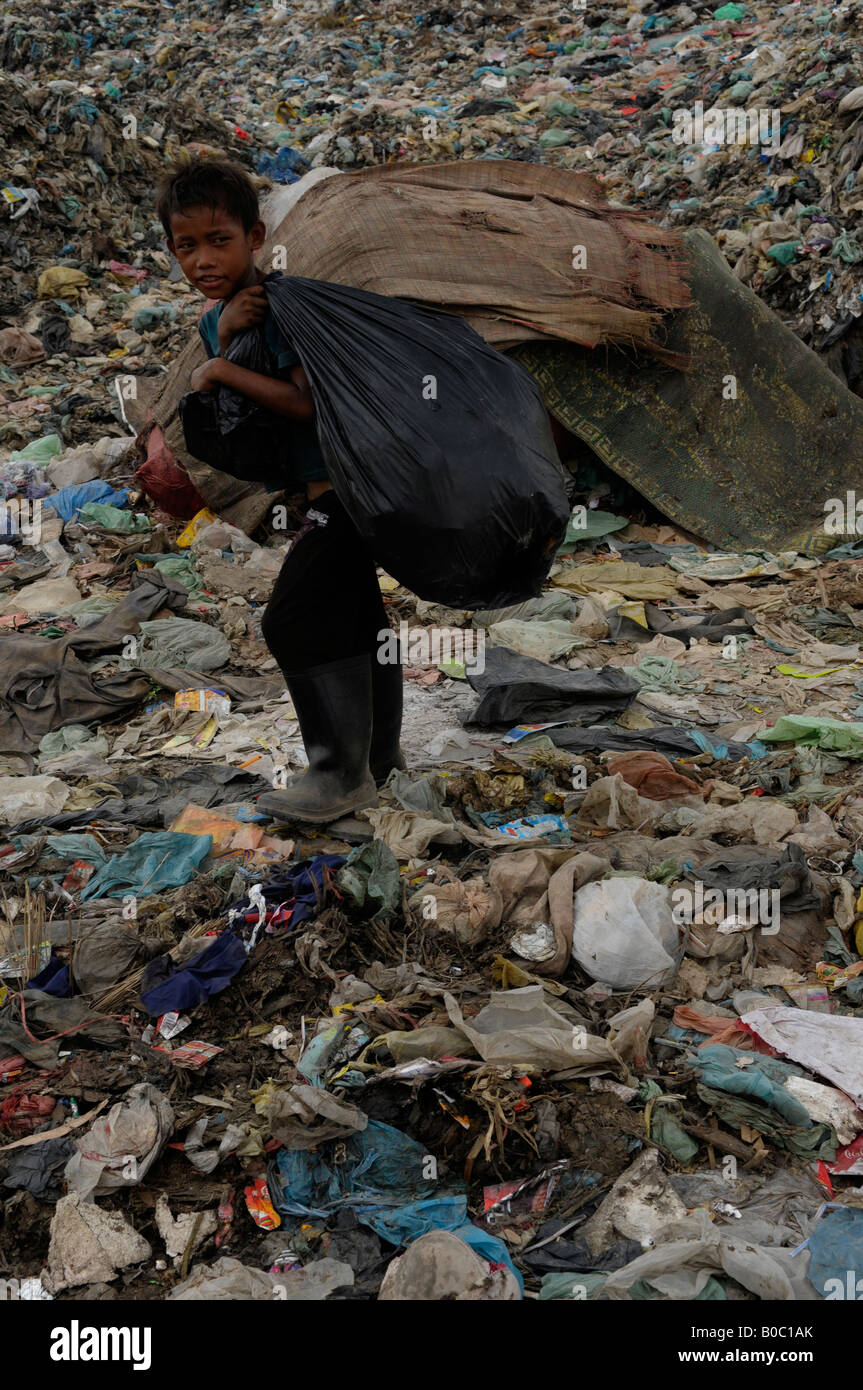 Phnom Penh's Steung Meanchey rubbish dump, scavenging for a living , cambodia Stock Photo