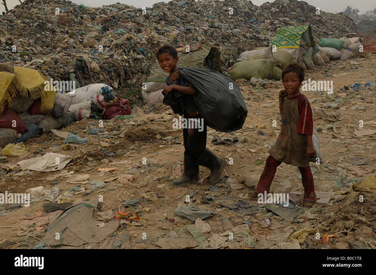 scavengers,living in hell, on earth...the garbage dump(stung meanchey) Stock Photo