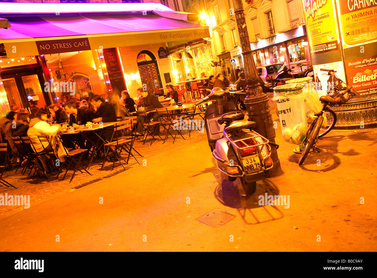 Nightlife in Paris, café bar and restaurants Stock Photo - Alamy