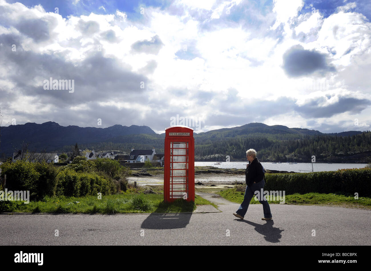 A TRADITIONAL BRITISH RED TELEPHONE BOX SITUATED IN THE SCOTTISH VILLAGE OF PLOCKTON. UK Stock Photo