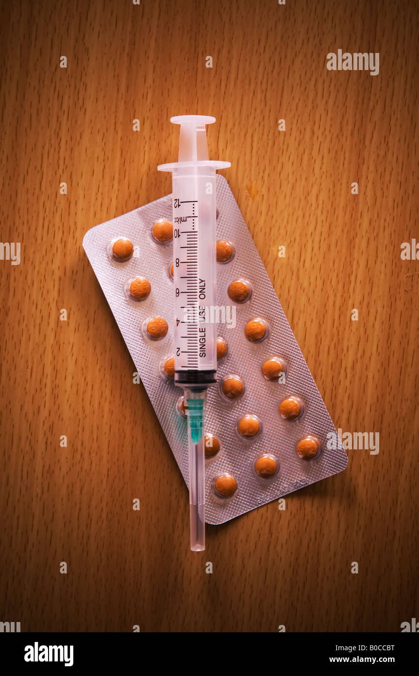 Hypodermic injection and medicine pills Stock Photo Alamy