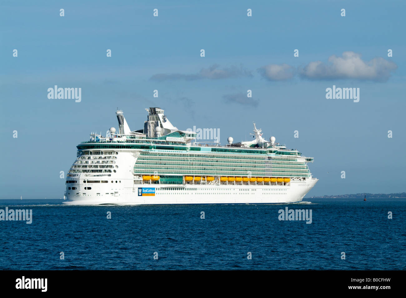 independence-of-the-seas-cruise-ship-maiden-voyage-leaving-southampton-england-uk-stock-photo
