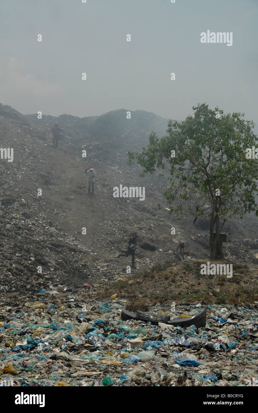mountain of rubbish, steung mean chey ,smokey mountain, phnom penh