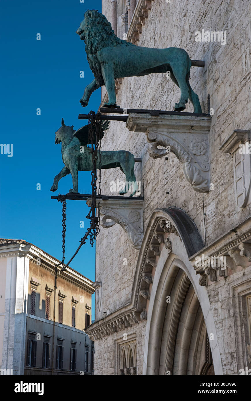 Side view of Guelfic Lion and Perugia s Gryphon above main door of ...