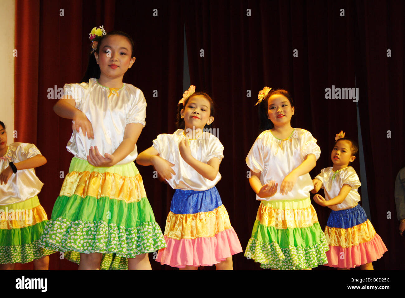 Young Chinese girls performing cultural dance Stock Photo - Alamy