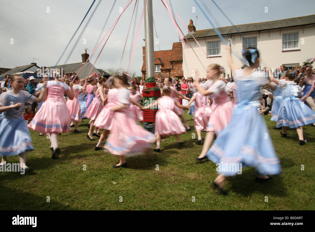 Dancing Around The Maypole – What is May Day? The Story Behind the ...